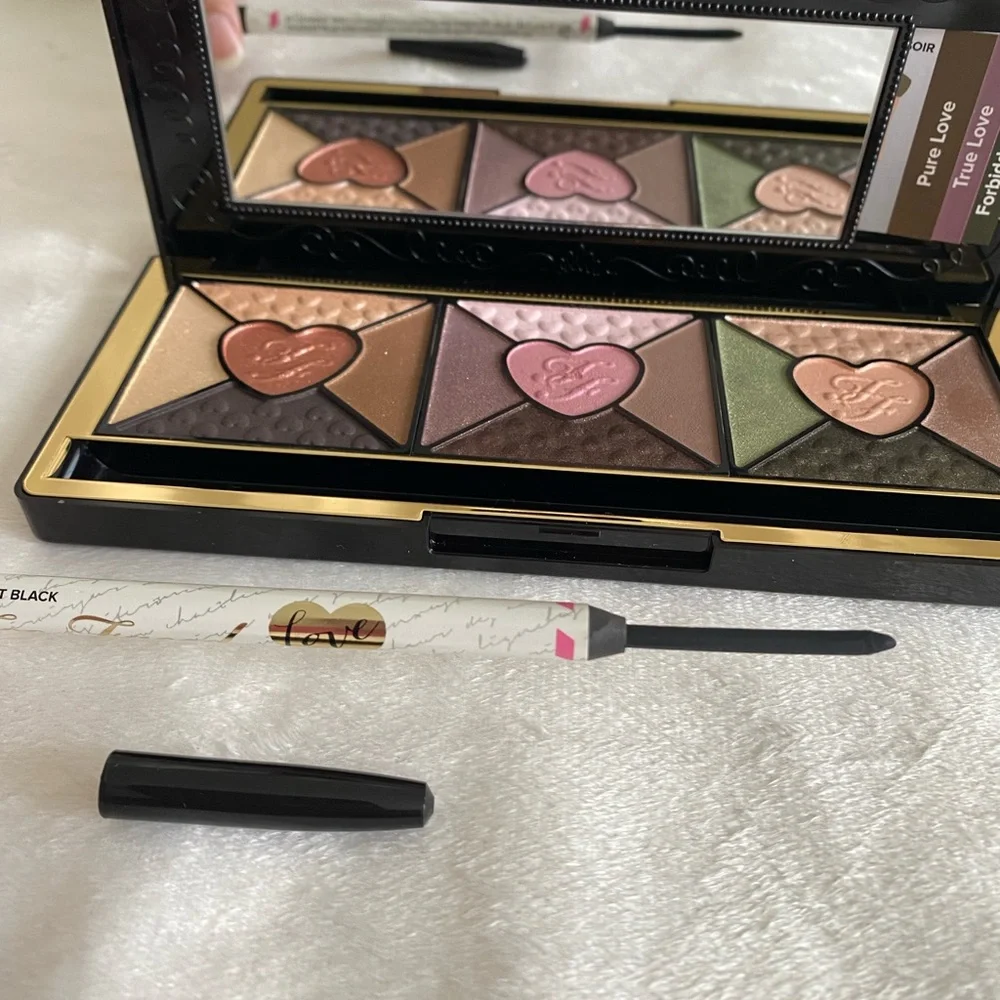 Too Faced - LOVE - Passionately Pretty Eye Shadow Collection Palette